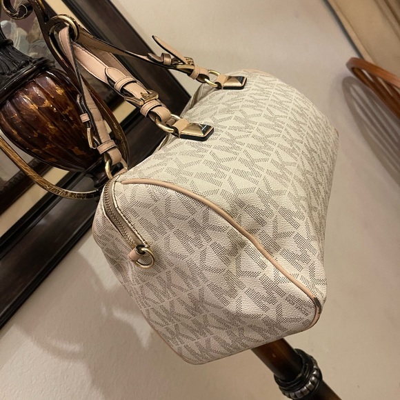 Michael Michael Kors please check all picture of condition - Picture 4 of 17